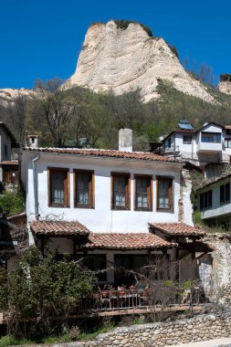 MELNIK, BULGARIA - 13 Nisan 2023: Bulgaristan 'ın Blagoevgrad bölgesindeki Melnik kasabasındaki tipik sokak ve eski evler