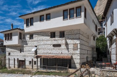 MELNIK, BULGARIA - 13 Nisan 2023: Bulgaristan 'ın Blagoevgrad bölgesindeki Melnik kasabasındaki tipik sokak ve eski evler