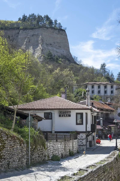 Melnik Bulgaria エイプリル社2023年13日 ブルガリア ブラゴエヴグラード州メルニクの典型的な通りと古い家屋 — ストック写真