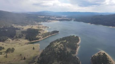 Bulgaristan 'ın Smolyan Bölgesi, Dospat Reservoir Havacılık Baharı manzarası