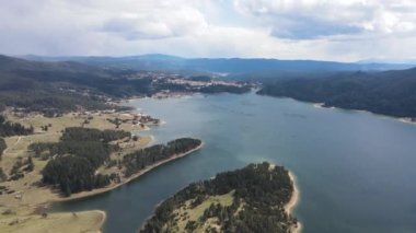 Bulgaristan 'ın Smolyan Bölgesi, Dospat Reservoir Havacılık Baharı manzarası