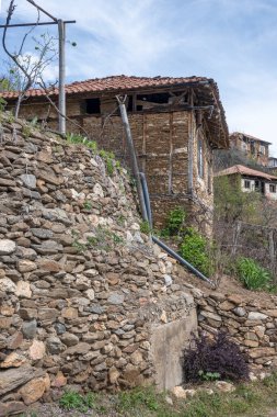 Bulgaristan 'ın Blagoevgrad Bölgesi, Ograzhden Dağı' ndaki Dolene Köyü Panoraması