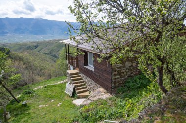 Bulgaristan 'ın Blagoevgrad Bölgesi, Ograzhden Dağı' ndaki Dolene Köyü Panoraması
