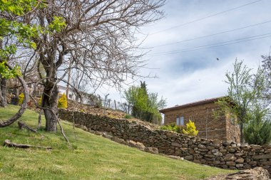 Bulgaristan 'ın Blagoevgrad Bölgesi, Ograzhden Dağı' ndaki Dolene Köyü Panoraması