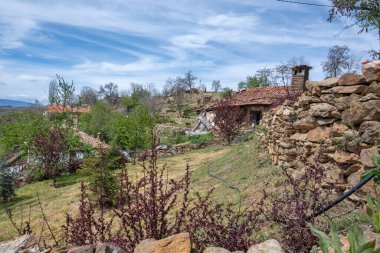 Bulgaristan 'ın Blagoevgrad Bölgesi, Ograzhden Dağı' ndaki Dolene Köyü Panoraması