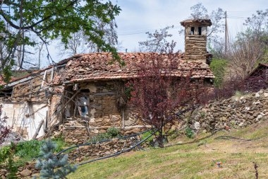 Bulgaristan 'ın Blagoevgrad Bölgesi, Ograzhden Dağı' ndaki Dolene Köyü Panoraması