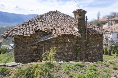 Bulgaristan 'ın Blagoevgrad Bölgesi, Ograzhden Dağı' ndaki Dolene Köyü Panoraması