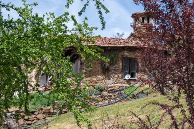 Bulgaristan 'ın Blagoevgrad Bölgesi, Ograzhden Dağı' ndaki Dolene Köyü Panoraması