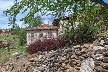 Bulgaristan 'ın Blagoevgrad Bölgesi, Ograzhden Dağı' ndaki Dolene Köyü Panoraması