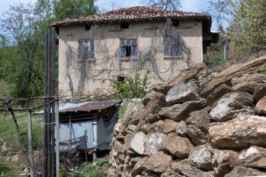 Bulgaristan 'ın Blagoevgrad Bölgesi, Ograzhden Dağı' ndaki Dolene Köyü Panoraması