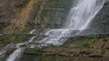 Bulgaristan 'ın Balkan Dağları' nın Zasele köyü yakınlarındaki Skaklya Şelalesinin bahar manzarası