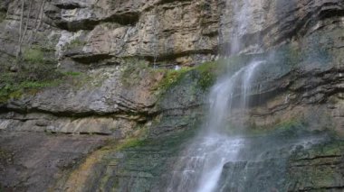 Bulgaristan 'ın Balkan Dağları' nın Zasele köyü yakınlarındaki Skaklya Şelalesinin bahar manzarası