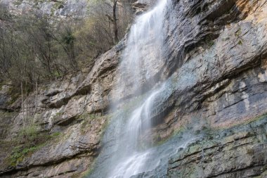 Bulgaristan 'ın Balkan Dağları' nın Zasele köyü yakınlarındaki Skaklya Şelalesi 'nin hava manzarası