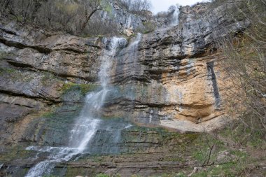 Bulgaristan 'ın Balkan Dağları' nın Zasele köyü yakınlarındaki Skaklya Şelalesi 'nin hava manzarası