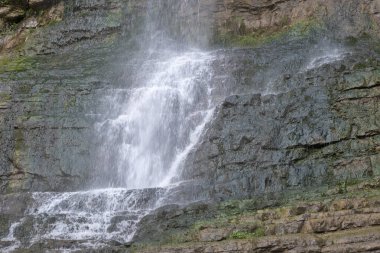 Bulgaristan 'ın Balkan Dağları' nın Zasele köyü yakınlarındaki Skaklya Şelalesi 'nin hava manzarası