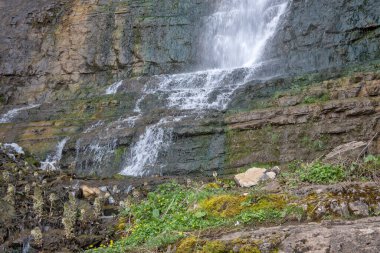 Bulgaristan 'ın Balkan Dağları' nın Zasele köyü yakınlarındaki Skaklya Şelalesi 'nin hava manzarası
