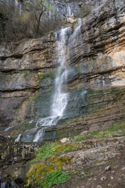 Bulgaristan 'ın Balkan Dağları' nın Zasele köyü yakınlarındaki Skaklya Şelalesi 'nin hava manzarası