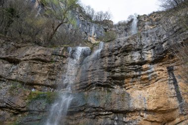 Bulgaristan 'ın Balkan Dağları' nın Zasele köyü yakınlarındaki Skaklya Şelalesi 'nin hava manzarası