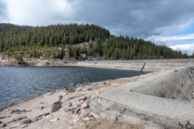 Golyam Beglik Reservoir, Pazardzhik Region, Bulgaristan 'ın bahar manzarası