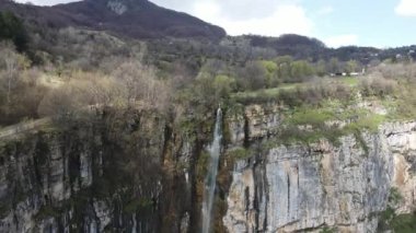 Bulgaristan 'ın Balkan Dağları' nın Zasele köyü yakınlarındaki Skaklya Şelalesi 'nin hava manzarası