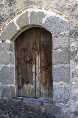 MELNIK, BULGARIA - 13 Nisan 2023: Bulgaristan 'ın Blagoevgrad bölgesindeki Melnik kasabasındaki tipik sokak ve eski evler