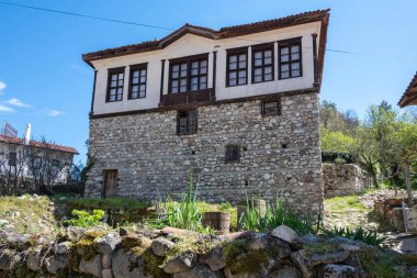 MELNIK, BULGARIA - 13 Nisan 2023: Bulgaristan 'ın Blagoevgrad bölgesindeki Melnik kasabasındaki tipik sokak ve eski evler