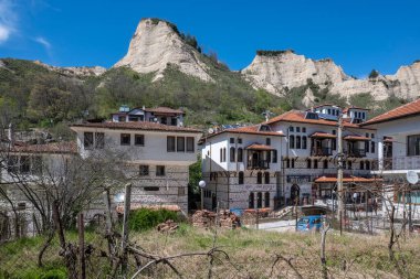 MELNIK, BULGARIA - 13 Nisan 2023: Bulgaristan 'ın Blagoevgrad bölgesindeki Melnik kasabasındaki tipik sokak ve eski evler