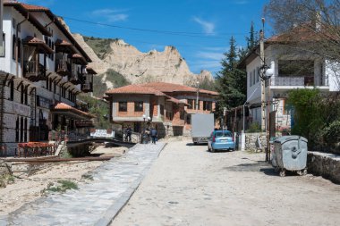 MELNIK, BULGARIA - 13 Nisan 2023: Bulgaristan 'ın Blagoevgrad bölgesindeki Melnik kasabasındaki tipik sokak ve eski evler