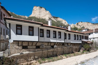 MELNIK, BULGARIA - 13 Nisan 2023: Bulgaristan 'ın Blagoevgrad bölgesindeki Melnik kasabasındaki tipik sokak ve eski evler