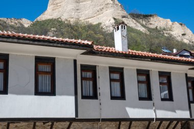 MELNIK, BULGARIA - 13 Nisan 2023: Bulgaristan 'ın Blagoevgrad bölgesindeki Melnik kasabasındaki tipik sokak ve eski evler