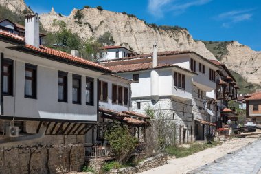 MELNIK, BULGARIA - 13 Nisan 2023: Bulgaristan 'ın Blagoevgrad bölgesindeki Melnik kasabasındaki tipik sokak ve eski evler