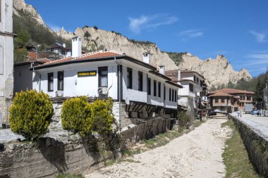 MELNIK, BULGARIA - 13 Nisan 2023: Bulgaristan 'ın Blagoevgrad bölgesindeki Melnik kasabasındaki tipik sokak ve eski evler