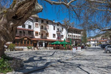 MELNIK, BULGARIA - 13 Nisan 2023: Bulgaristan 'ın Blagoevgrad bölgesindeki Melnik kasabasındaki tipik sokak ve eski evler