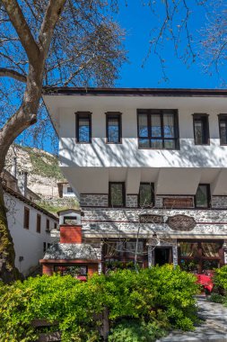 MELNIK, BULGARIA - 13 Nisan 2023: Bulgaristan 'ın Blagoevgrad bölgesindeki Melnik kasabasındaki tipik sokak ve eski evler