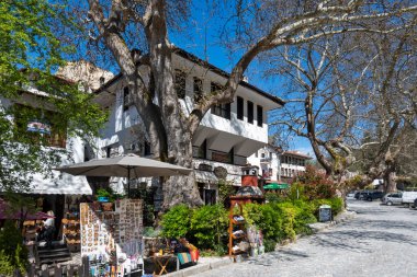 MELNIK, BULGARIA - 13 Nisan 2023: Bulgaristan 'ın Blagoevgrad bölgesindeki Melnik kasabasındaki tipik sokak ve eski evler