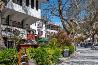 MELNIK, BULGARIA - 13 Nisan 2023: Bulgaristan 'ın Blagoevgrad bölgesindeki Melnik kasabasındaki tipik sokak ve eski evler
