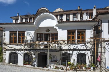 MELNIK, BULGARIA - 13 Nisan 2023: Bulgaristan 'ın Blagoevgrad bölgesindeki Melnik kasabasındaki tipik sokak ve eski evler