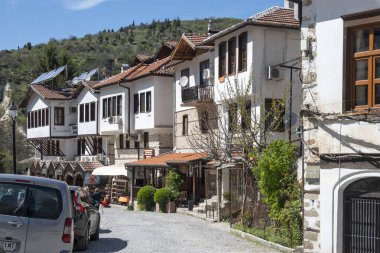MELNIK, BULGARIA - 13 Nisan 2023: Bulgaristan 'ın Blagoevgrad bölgesindeki Melnik kasabasındaki tipik sokak ve eski evler