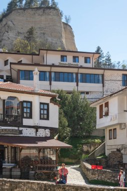 MELNIK, BULGARIA - 13 Nisan 2023: Bulgaristan 'ın Blagoevgrad bölgesindeki Melnik kasabasındaki tipik sokak ve eski evler