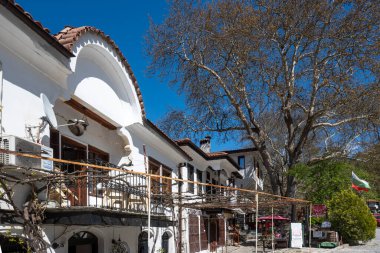 MELNIK, BULGARIA - 13 Nisan 2023: Bulgaristan 'ın Blagoevgrad bölgesindeki Melnik kasabasındaki tipik sokak ve eski evler