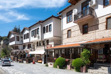 MELNIK, BULGARIA - 13 Nisan 2023: Bulgaristan 'ın Blagoevgrad bölgesindeki Melnik kasabasındaki tipik sokak ve eski evler