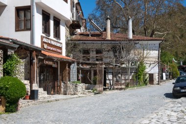 MELNIK, BULGARIA - 13 Nisan 2023: Bulgaristan 'ın Blagoevgrad bölgesindeki Melnik kasabasındaki tipik sokak ve eski evler