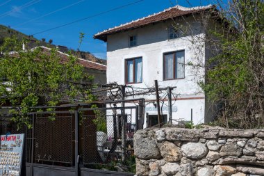 MELNIK, BULGARIA - 13 Nisan 2023: Bulgaristan 'ın Blagoevgrad bölgesindeki Melnik kasabasındaki tipik sokak ve eski evler