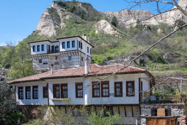 MELNIK, BULGARIA - 13 Nisan 2023: Bulgaristan 'ın Blagoevgrad bölgesindeki Melnik kasabasındaki tipik sokak ve eski evler