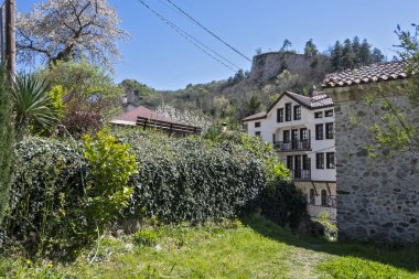 MELNIK, BULGARIA - 13 Nisan 2023: Bulgaristan 'ın Blagoevgrad bölgesindeki Melnik kasabasındaki tipik sokak ve eski evler
