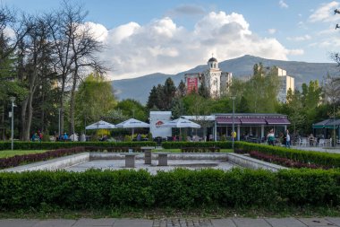 SOFYA, BULGARIA - 30 Nisan 2023: Bulgaristan 'ın Sofya kentindeki South Park' ın şaşırtıcı Sunset Manzarası