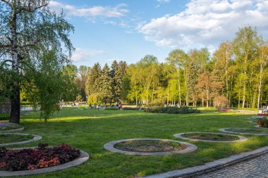 SOFYA, BULGARIA - 30 Nisan 2023: Bulgaristan 'ın Sofya kentindeki South Park' ın şaşırtıcı Sunset Manzarası