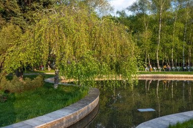 SOFYA, BULGARIA - 30 Nisan 2023: Bulgaristan 'ın Sofya kentindeki South Park' ın şaşırtıcı Sunset Manzarası