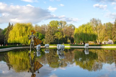 SOFYA, BULGARIA - 30 Nisan 2023: Bulgaristan 'ın Sofya kentindeki South Park' ın şaşırtıcı Sunset Manzarası