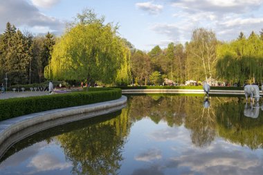 SOFYA, BULGARIA - 30 Nisan 2023: Bulgaristan 'ın Sofya kentindeki South Park' ın şaşırtıcı Sunset Manzarası